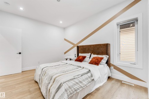2123 18 Avenue, Edmonton, AB - Indoor Photo Showing Bedroom