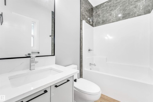 2123 18 Avenue, Edmonton, AB - Indoor Photo Showing Bathroom