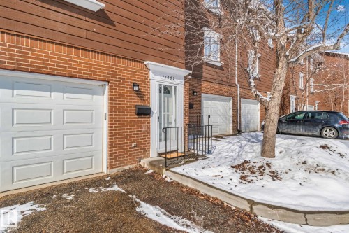 17082 67 Avenue NW  Edmonton, AB T5T 1Y8