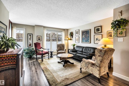 3056 Keswick Way, Edmonton, AB - Indoor Photo Showing Living Room