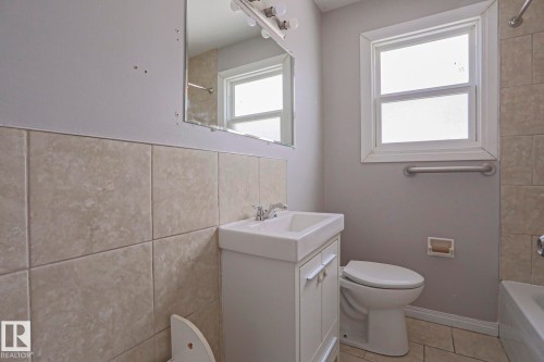 9007 129B Avenue, Edmonton, AB - Indoor Photo Showing Bathroom