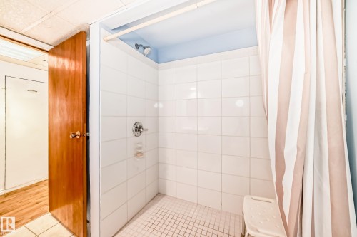 18507 98 Avenue, Edmonton, AB - Indoor Photo Showing Bathroom