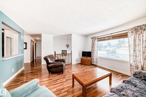 18507 98 Avenue, Edmonton, AB - Indoor Photo Showing Living Room