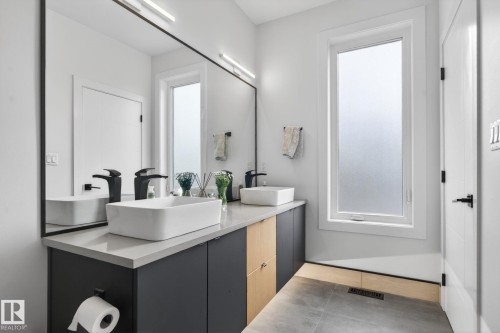 8405 77 Street, Edmonton, AB - Indoor Photo Showing Bathroom