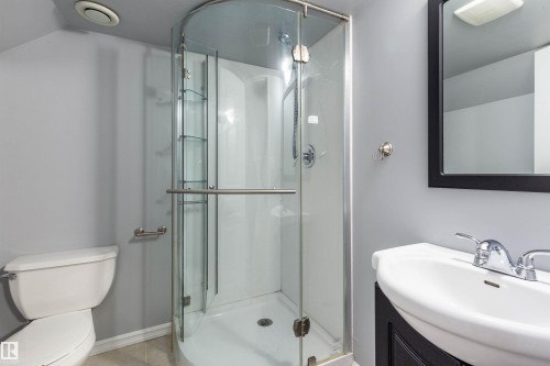 20515 92 Avenue, Edmonton, AB - Indoor Photo Showing Bathroom