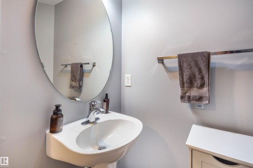 20515 92 Avenue, Edmonton, AB - Indoor Photo Showing Bathroom