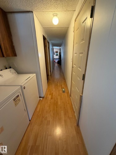 32 4202 45 Street, Wetaskiwin, AB - Indoor Photo Showing Laundry Room