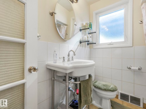 7653 91 Avenue, Edmonton, AB - Indoor Photo Showing Bathroom