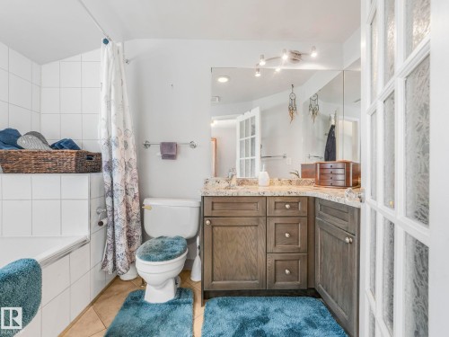 7653 91 Avenue, Edmonton, AB - Indoor Photo Showing Bathroom