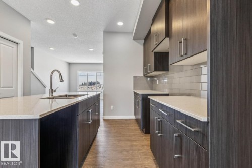 306 Hawthorn Way, Leduc, AB - Indoor Photo Showing Kitchen With Upgraded Kitchen