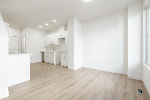 50 7110 Keswick Common, Edmonton, AB - Indoor Photo Showing Kitchen