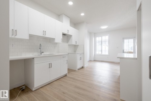 50 7110 Keswick Common, Edmonton, AB - Indoor Photo Showing Kitchen