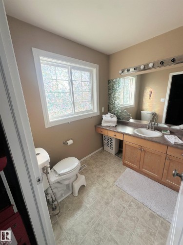 1750 Tomlinson Common, Edmonton, AB - Indoor Photo Showing Bathroom