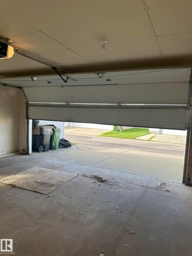 1750 Tomlinson Common, Edmonton, AB - Indoor Photo Showing Garage