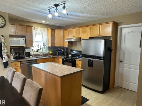 1750 Tomlinson Common, Edmonton, AB - Indoor Photo Showing Kitchen With Double Sink