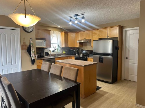 1750 Tomlinson Common, Edmonton, AB - Indoor Photo Showing Kitchen With Double Sink