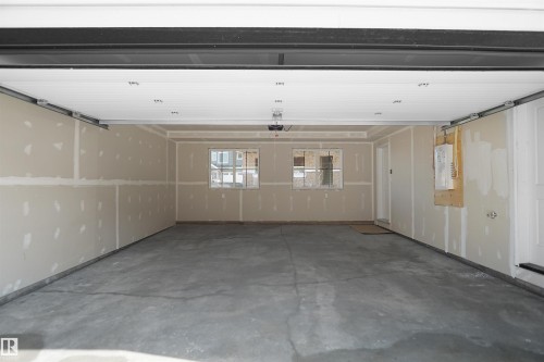 54 525 Secord Boulevard, Edmonton, AB - Indoor Photo Showing Garage