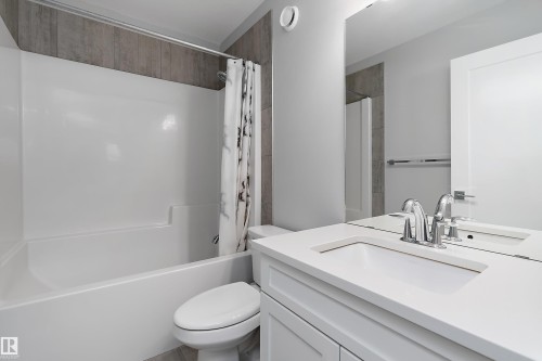 1758 Keene Crescent, Edmonton, AB - Indoor Photo Showing Bathroom