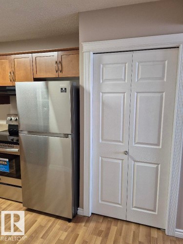 402 9323 105 Ave, Edmonton, AB - Indoor Photo Showing Kitchen