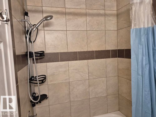 402 9323 105 Ave, Edmonton, AB - Indoor Photo Showing Bathroom