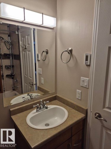 402 9323 105 Ave, Edmonton, AB - Indoor Photo Showing Bathroom