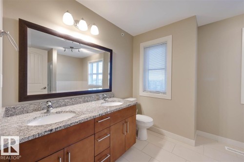 1647 Cunningham Way, Edmonton, AB - Indoor Photo Showing Bathroom