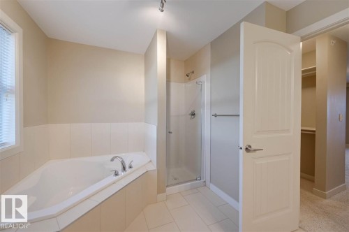 1647 Cunningham Way, Edmonton, AB - Indoor Photo Showing Bathroom