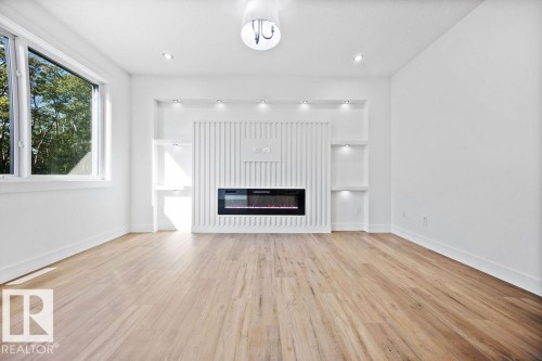 207 39 Avenue, Edmonton, AB - Indoor Photo Showing Living Room