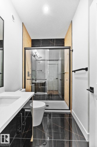 207 39 Avenue, Edmonton, AB - Indoor Photo Showing Bathroom
