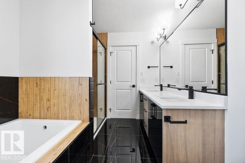 207 39 Avenue, Edmonton, AB - Indoor Photo Showing Bathroom