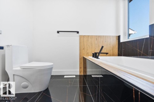207 39 Avenue, Edmonton, AB - Indoor Photo Showing Bathroom