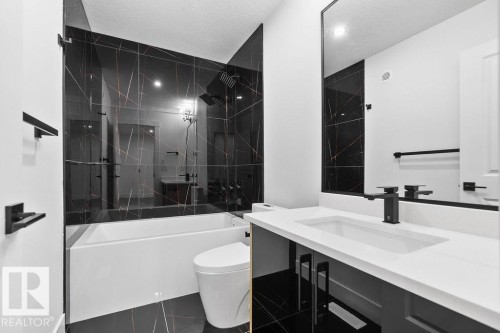 207 39 Avenue, Edmonton, AB - Indoor Photo Showing Bathroom