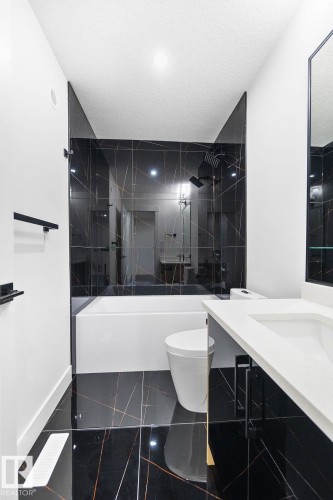 207 39 Avenue, Edmonton, AB - Indoor Photo Showing Bathroom
