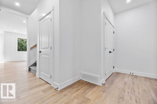 207 39 Avenue, Edmonton, AB - Indoor Photo Showing Other Room