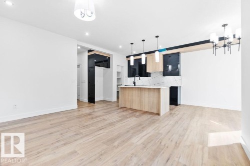 207 39 Avenue, Edmonton, AB - Indoor Photo Showing Kitchen
