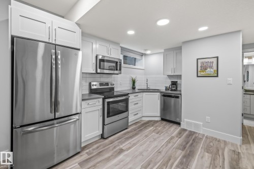 1759 Tanager Close, Edmonton, AB - Indoor Photo Showing Kitchen With Upgraded Kitchen