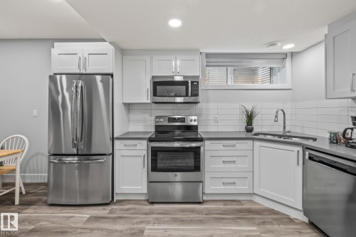 1759 Tanager Close, Edmonton, AB - Indoor Photo Showing Kitchen With Double Sink With Upgraded Kitchen