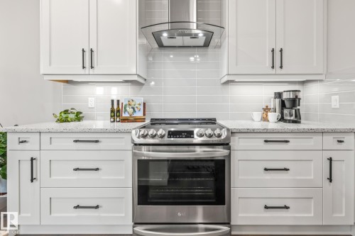 1759 Tanager Close, Edmonton, AB - Indoor Photo Showing Kitchen With Upgraded Kitchen