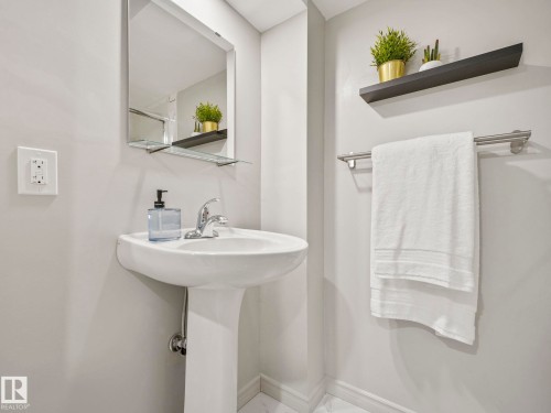 2604 Coughlan Road, Edmonton, AB - Indoor Photo Showing Bathroom