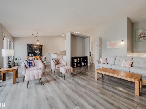 18 64 Blackburn, Edmonton, AB - Indoor Photo Showing Living Room