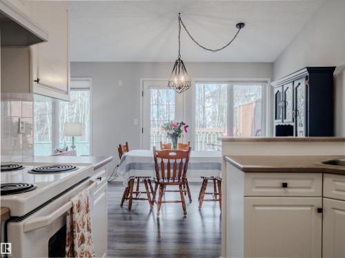 18 64 Blackburn, Edmonton, AB - Indoor Photo Showing Kitchen