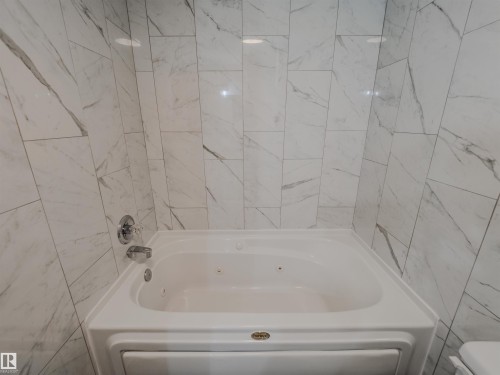 18 64 Blackburn, Edmonton, AB - Indoor Photo Showing Bathroom