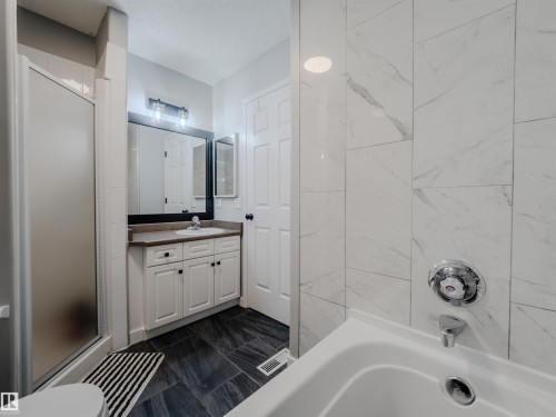 18 64 Blackburn, Edmonton, AB - Indoor Photo Showing Bathroom