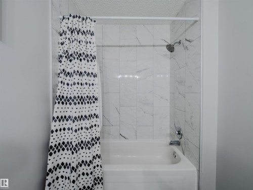 18 64 Blackburn, Edmonton, AB - Indoor Photo Showing Bathroom