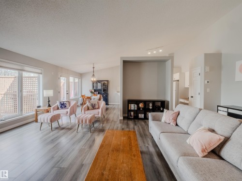 18 64 Blackburn, Edmonton, AB - Indoor Photo Showing Living Room