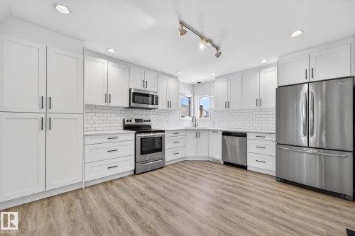 10519 140 Street, Edmonton, AB - Indoor Photo Showing Kitchen With Upgraded Kitchen