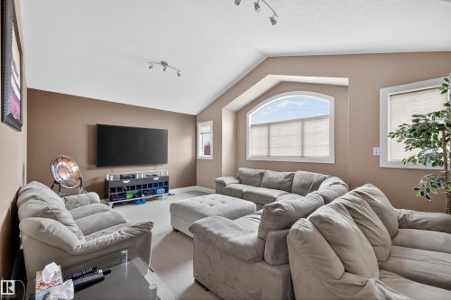 520 Stewart Crescent, Edmonton, AB - Indoor Photo Showing Living Room