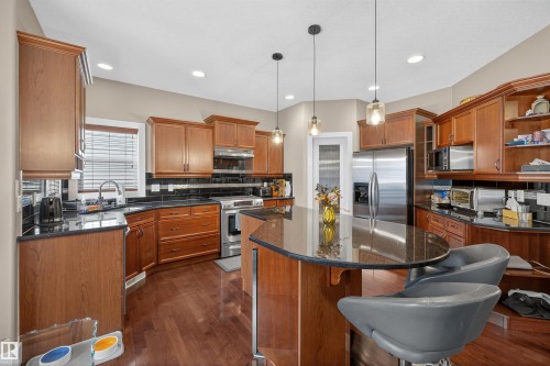 520 Stewart Crescent, Edmonton, AB - Indoor Photo Showing Kitchen