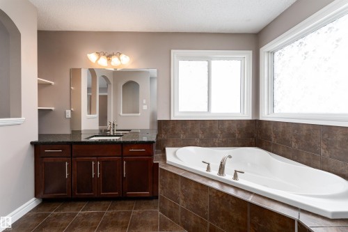 149 Sutton Close, Sherwood Park, AB - Indoor Photo Showing Bathroom