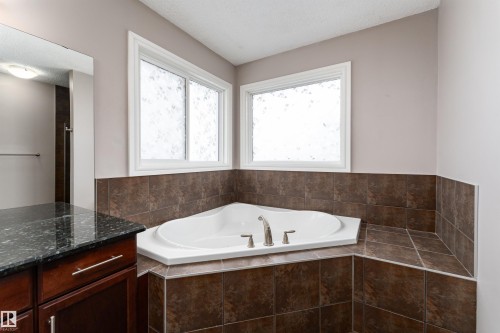 149 Sutton Close, Sherwood Park, AB - Indoor Photo Showing Bathroom